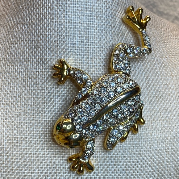 Oversized Clear & Emerald Green
Rhinestone, Gold Tone Metal Frog or Toad Brooch - Picture 1 of 12